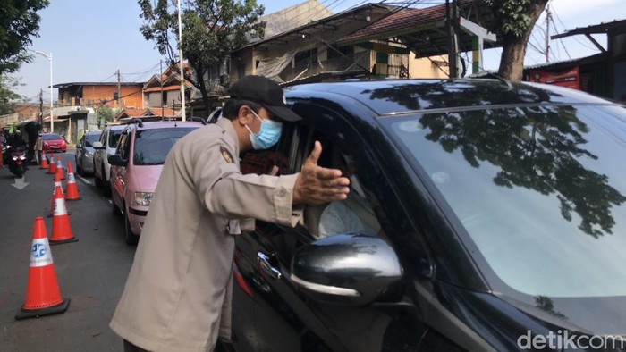 Aparat gabungan polisi, Satpol PP, Dishub DKI telah menjaga titik penyekatan Lenteng Agung, Jaksel. Pengendara yang melintas ditanya keperluan dan tujuan. (Nur Aziza/detikcom) Aparat gabungan polisi, Satpol PP, Dishub DKI telah menjaga titik penyekatan Lenteng Agung, Jaksel. Pengendara yang melintas ditanya keperluan dan tujuan. (Nur Aziza/detikcom)
