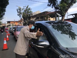 Petugas Jaga Penyekatan di Lenteng Agung, Pengendara Diinterograsi
