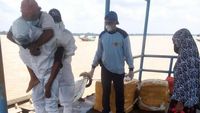Aksi Polisi Gendong Pasien Suspek Corona Seberangi Sungai ke RS