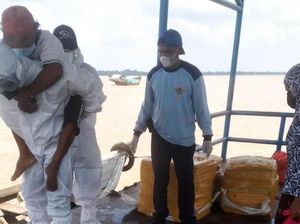 Aksi Polisi Gendong Pasien Suspek Corona Seberangi Sungai ke RS Aksi Polisi Gendong Pasien Suspek Corona Seberangi Sungai ke RS
