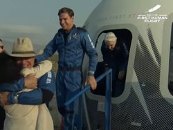 Mendarat di Bumi, Jeff Bezos Disambut Hangat Pelukan Pacar Mendarat di Bumi, Jeff Bezos Disambut Hangat Pelukan Pacar