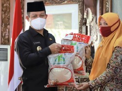 Bupati Kebumen Salurkan 1.088 Ton Beras untuk Warga Terdampak PPKM