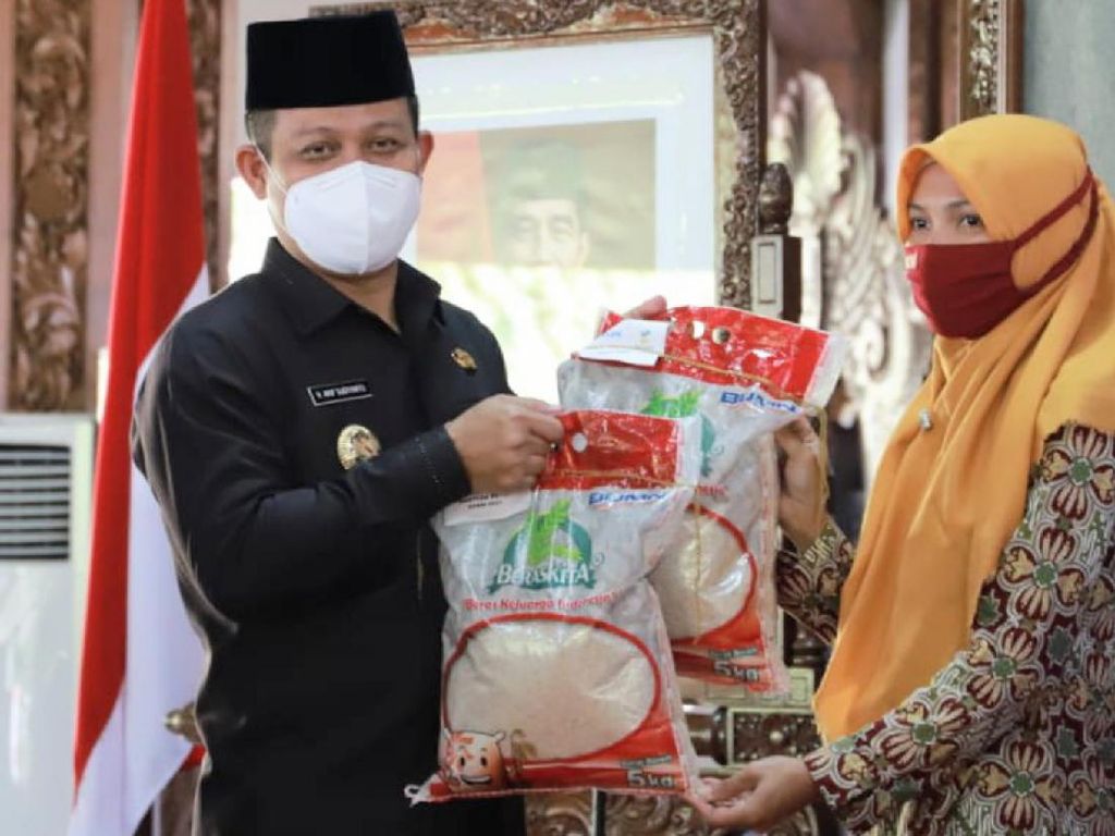 Bupati Kebumen Salurkan 1.088 Ton Beras untuk Warga Terdampak PPKM