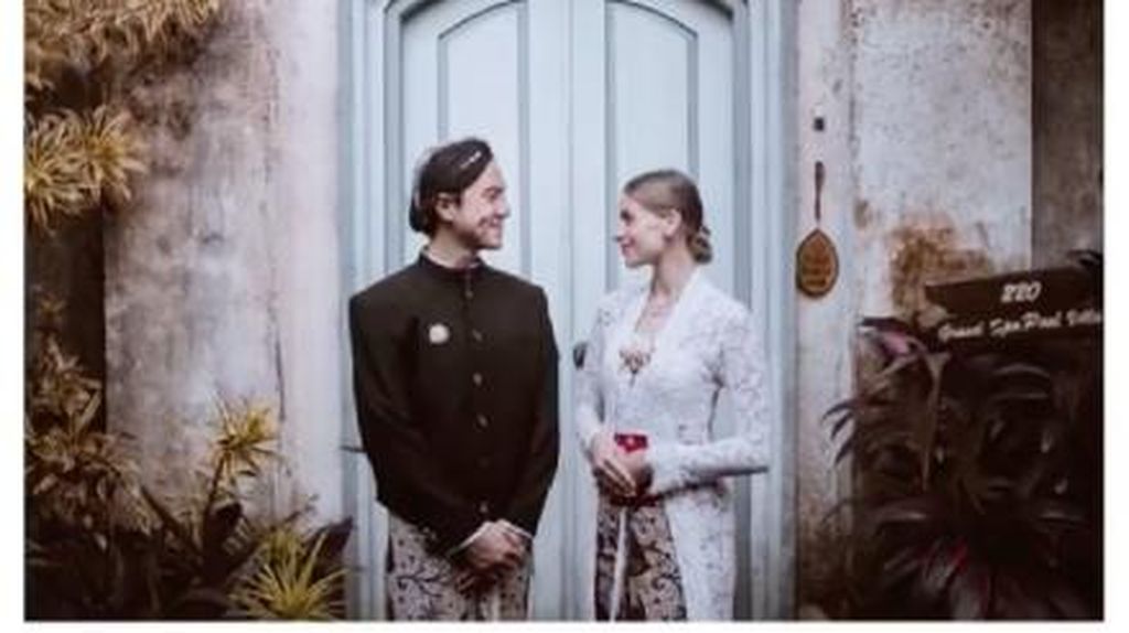 8 Foto Daniel Mananta dan Istri yang Jarang Terekspos, Ucap Ulang Janji Nikah 8 Foto Daniel Mananta dan Istri yang Jarang Terekspos, Ucap Ulang Janji Nikah