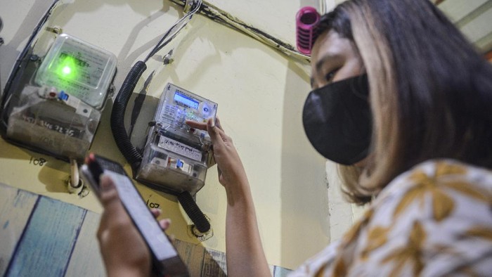 DISKON TARIF LISTRIK SAAT PPKM DARURAT Warga memasukkan pulsa token listrik di salah satu indekos di tempat Sunter Jaya, Jakarta, Senin (19/7/2021). Pemerintah menegaskan memperpanjang stimulus kegiatan ketenagalistrikan di saat berlangsungnya Pemberlakuan Pembatasan Kegiatan Masyarakat (PPKM) Darurat berupa potongan harga tarif tenaga listrik, pelaksanaan pembebasan ongkos beban atau abonemen 50 persen serta pembebasan penerapan ketentuan rekening minimum 50 persen hingga dengan triwulan IV atau hingga Desember 2021. ANTARA FOTO/M Risyal Hidayat/aww.