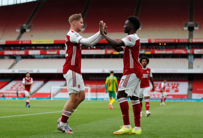 LONDON, ENGLAND - MAY 09: Emile Smith Rowe of Arsenal celebrates with Bukayo Saka after scoring their sides first goal during the Premier League match between Arsenal and West Bromwich Albion at Emirates Stadium on May 09, 2021 in London, England. Sporting stadiums around the UK remain under strict restrictions due to the Coronavirus Pandemic as Government social distancing laws prohibit fans inside venues resulting in games being played behind closed doors. (Photo by Frank Augstein - Pool/Getty Images)