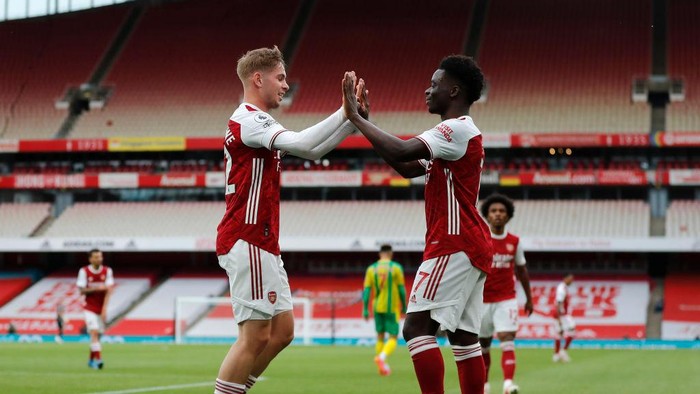 LONDON, ENGLAND - MAY 09: Emile Smith Rowe of Arsenal celebrates with Bukayo Saka after scoring their sides first goal during the Premier League match between Arsenal and West Bromwich Albion at Emirates Stadium on May 09, 2021 in London, England. Sporting stadiums around the UK remain under strict restrictions due to the Coronavirus Pandemic as Government social distancing laws prohibit fans inside venues resulting in games being played behind closed doors. (Photo by Frank Augstein - Pool/Getty Images)