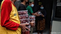 Mengintip Proses Pembagian Daging Kurban Saat PPKM Darurat