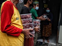 Mengintip Proses Pembagian Daging Kurban Saat PPKM Darurat