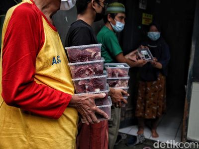 Mengintip Proses Pembagian Daging Kurban Saat PPKM Darurat