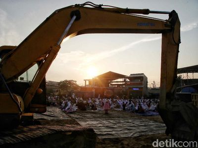 Khidmatnya Salat Idul Adha di Pesisir Utara Jakarta