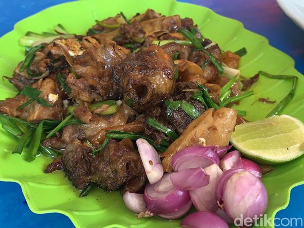 Krengsengan Kepala Kambing Pak Wi Legendaris dari Surabaya