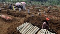 Lantunan Doa di Makam Korban COVID-19 Kala Idul Adha