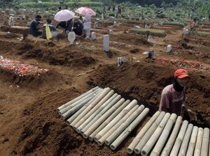 Lantunan Doa di Makam Korban COVID-19 Kala Idul Adha Lantunan Doa di Makam Korban COVID-19 Kala Idul Adha