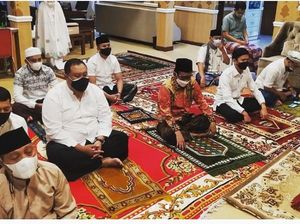 Mahfud Md Salat Idul Adha di Rumah Dinas, Tunda Sungkem ke Ibunda Mahfud Md Salat Idul Adha di Rumah Dinas, Tunda Sungkem ke Ibunda