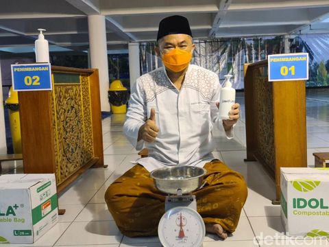 Masjid Al Akbar Surabaya tidak mengelar penyembelihan hewan kurban hari ini. Penyembelihan hewan kurban akan digelar Rabu (21/7).