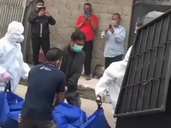 Viral Petugas Ber-APD Gotong Jenazah dari Kontrakan di Bekasi, Ini Faktanya