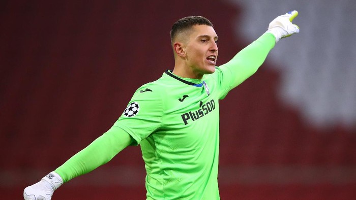AMSTERDAM, NETHERLANDS - DECEMBER 09:  Goalkeeper, Pierluigi Gollini of Atalanta BC gives his players instructions during the UEFA Champions League Group D stage match between Ajax Amsterdam and Atalanta BC at Johan Cruijff Arena on December 09, 2020 in Amsterdam, Netherlands. Sporting stadiums around Netherlands remain under strict restrictions due to the Coronavirus Pandemic as Government social distancing laws prohibit fans inside venues resulting in games being played behind closed doors. (Photo by Dean Mouhtaropoulos/Getty Images)