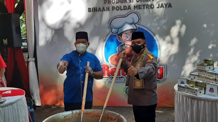 Polda Metro Jaya membagikan hewan kurban dalam bentuk rendang, Selasa (20/7/2021).