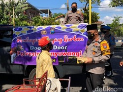 Polisi Banyuwangi Bagikan Daging Kurban ke Warga Isoman dan Kaum Duafa