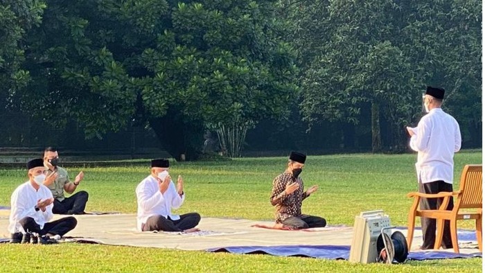 Presiden Jokowi salat Idul Adha di halaman Istana Kepresidenan Bogor Presiden Jokowi salat Idul Adha di halaman Istana Kepresidenan Bogor