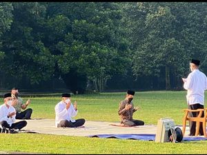 Berjemaah Terbatas, Jokowi Salat Idul Adha di Halaman Istana Bogor