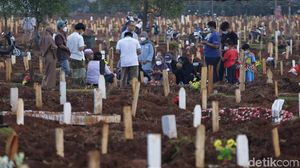 Saat Warga Bekasi Ramai-ramai Ziarah ke Pemakaman COVID-19