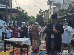 Warga Bandung Barat-Cimahi Salat Idul Adha di Jalan dan Rumah