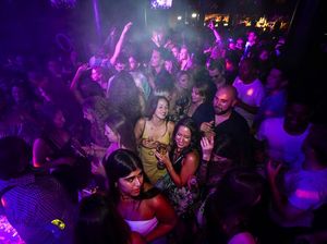 Suka Cita Anak Muda di Inggris Rayakan Kemerdekaan dari Corona