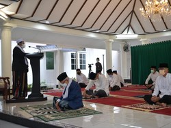 Jadi Imam, Wapres Maruf Salat Idul Adha di Rumah Dinas