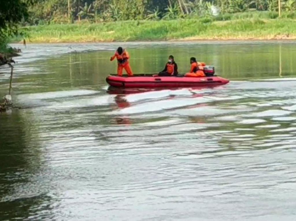 Warga Kediri Hanyut di Sungai Brantas Saat Cuci Daging Kurban Warga Kediri Hanyut di Sungai Brantas Saat Cuci Daging Kurban