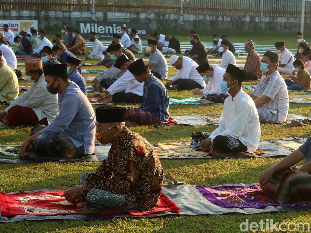 Warga Kudus Salat Idul Adha dengan Prokes ketat Warga Kudus Salat Idul Adha dengan Prokes ketat