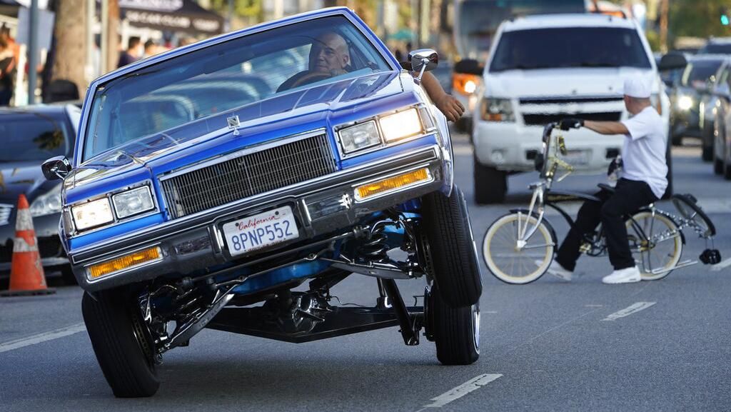 Aksi Mobil Low Rider Mengaspal di Jalanan Los Angeles