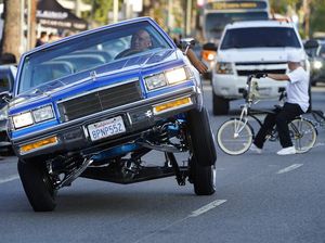 Aksi Mobil Low Rider Mengaspal di Jalanan Los Angeles