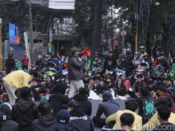 Massa Tolak PPKM di Bandung Duduki Perempatan Jalan Dago-Sulanjana