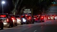 Antrean Tes COVID-19 Drive Thru di Adelaide Mengular