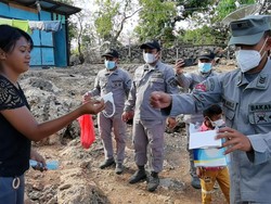 Bakamla Sosialisasi Prokes-Bagi Masker ke Warga Pesisir Kupang NTT