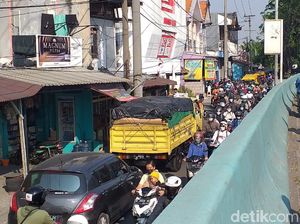 Hari Pertama PPKM Darurat di Surabaya Diperpanjang, Jalan Tikus Masih Macet Hari Pertama PPKM Darurat di Surabaya Diperpanjang, Jalan Tikus Masih Macet