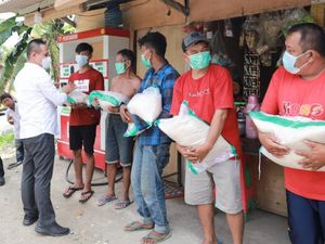 Door-to-Door, Bupati Kebumen Bagikan Bansos ke Warga Terdampak PPKM