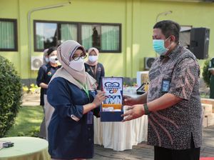 Kimia Farma Sumbang 5.500 Paket Suplemen buat Nakes Surabaya & Malang