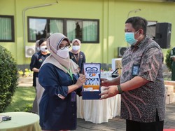 Kimia Farma Sumbang 5.500 Paket Suplemen buat Nakes Surabaya & Malang