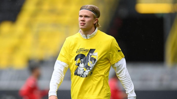 DORTMUND, GERMANY - MAY 22: Erling Haaland of Borussia Dortmund  wearing a shirt as a tribute to Lukasz Piszczek of Borussia Dortmund ahead of his last game for the club   during the Bundesliga match between Borussia Dortmund and Bayer 04 Leverkusen at Signal Iduna Park on May 22, 2021 in Dortmund, Germany. Sporting stadiums around Germany remain under strict restrictions due to the Coronavirus Pandemic as Government social distancing laws prohibit fans inside venues resulting in games being played behind closed doors. (Photo by Matthias Hangst/Getty Images)