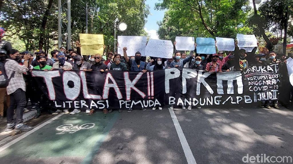 Foto-foto Massa Ojol-Pedagang Demo Tolak PPKM di Bandung