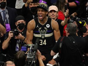 Giannis Bisa Saja Gabung Tim Super, tapi Bucks Lebih Asyik Giannis Bisa Saja Gabung Tim Super, tapi Bucks Lebih Asyik