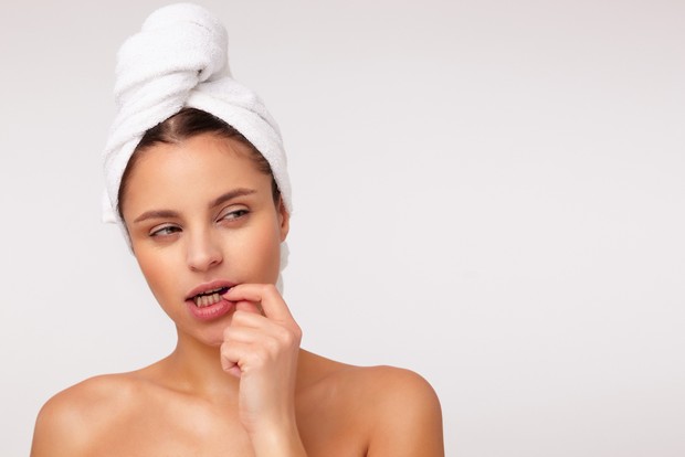 Hindari menggosok rambut dengan handuk/ Foto: freepik.com menggosok rambut