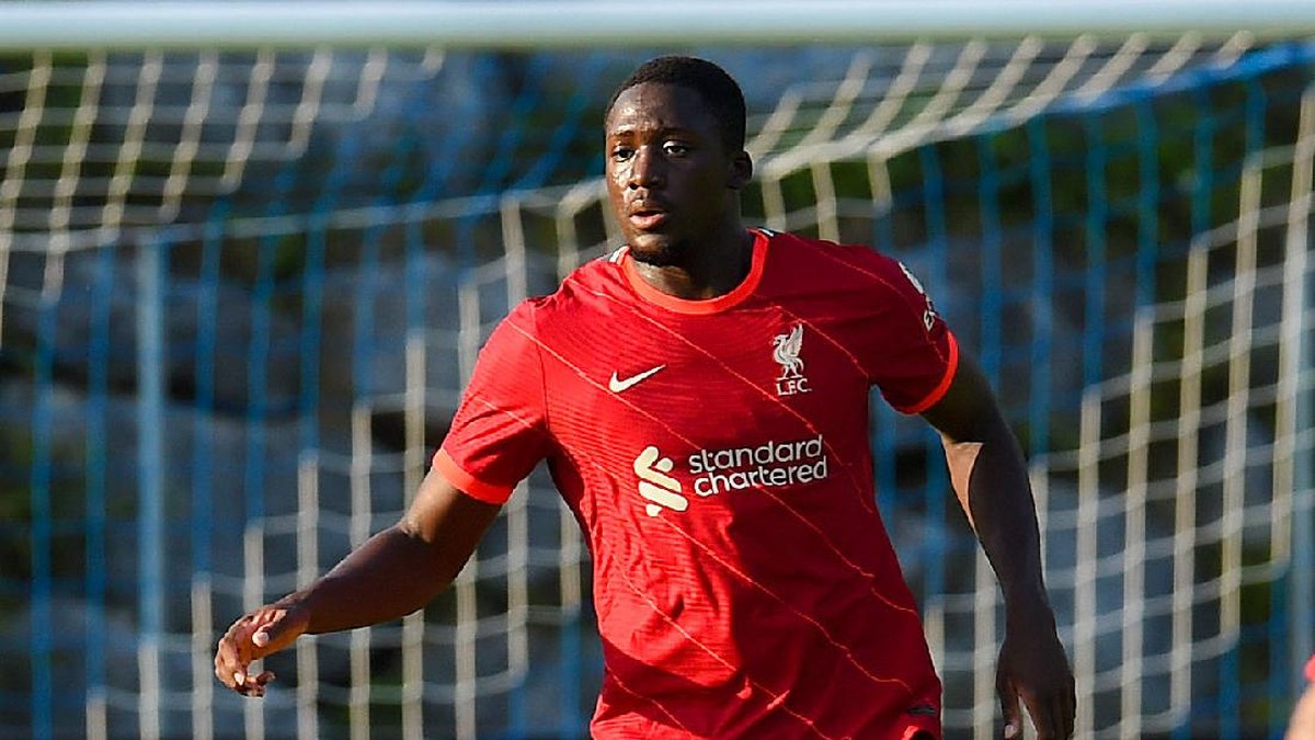 Ibrahima Konate sedih pada debutnya bareng Liverpool. (Foto: Liverpool FC)