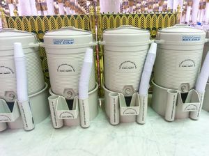 Khasiat Air Zam Zam dan Keistimewaannya yang Tak Pernah Kering Khasiat Air Zam Zam dan Keistimewaannya yang Tak Pernah Kering