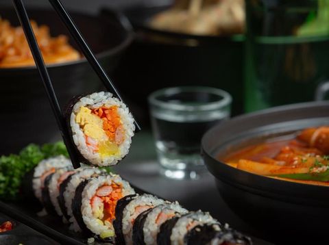 Bentuk hidangan Korea ini memang mirip dengan sushi. Kimbab berisi nasi, potongan daging, ikan, sayuran, dan telur.