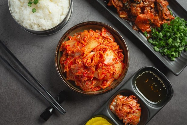 Kimchi juga merupakan makanan yang nggak kalah populer nih. Pasalnya, hidangan yang satu ini sangat sering muncul dalam berbagai adegan di drama korea.