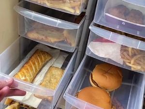 Wanita Ini Simpan Makanan Siap Saji 2 Tahun, Ada Burger dan Pizza Wanita Ini Simpan Makanan Siap Saji 2 Tahun, Ada Burger dan Pizza